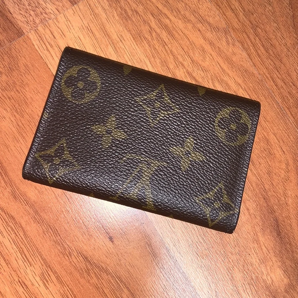 Authentic Louis Vuitton Monogram 6 Key Holder